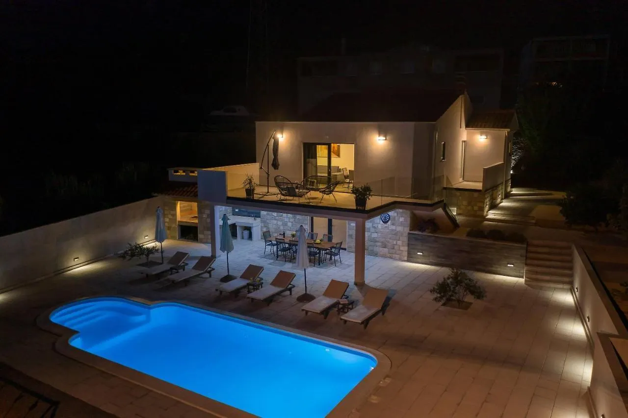 Vila Petra Divine S Grijanim Bazenom Villa Kastela
