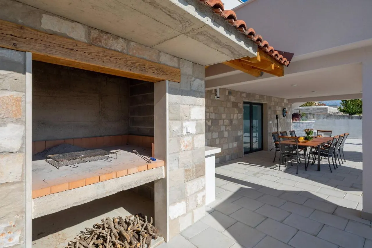 Vila Petra Divine S Grijanim Bazenom Villa Kastela 0*,  Croatia