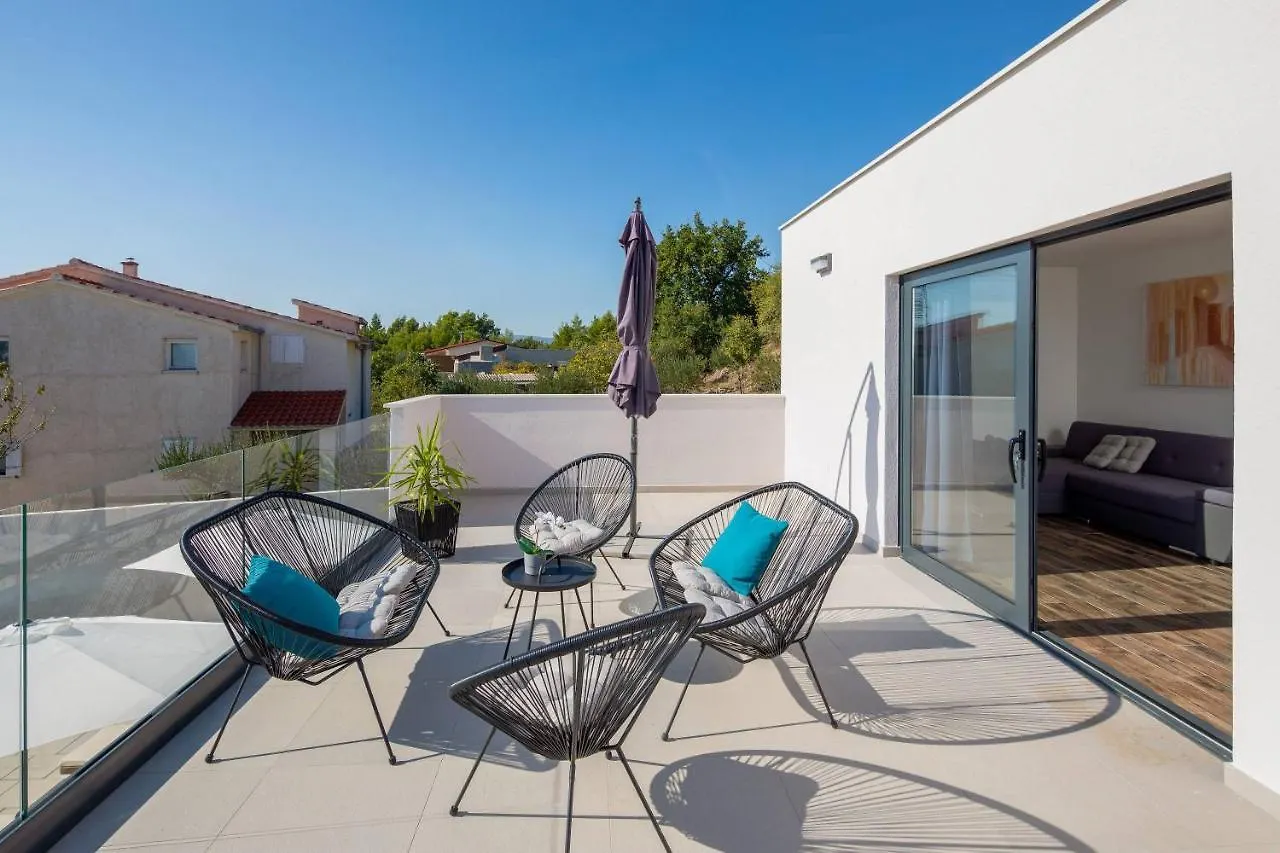 Vila Petra Divine S Grijanim Bazenom Villa Kastela Croatia